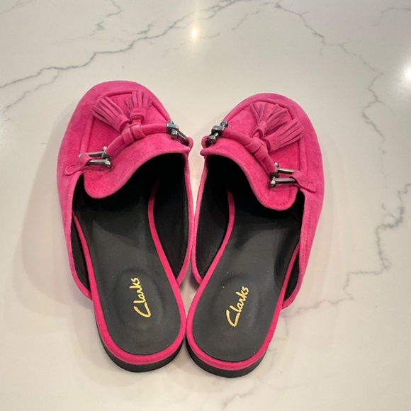 Clarks Brand. Incredibly comfortable, slip on with tassel. 7.5 NEW. Pink Suede - Picture 2 of 3
